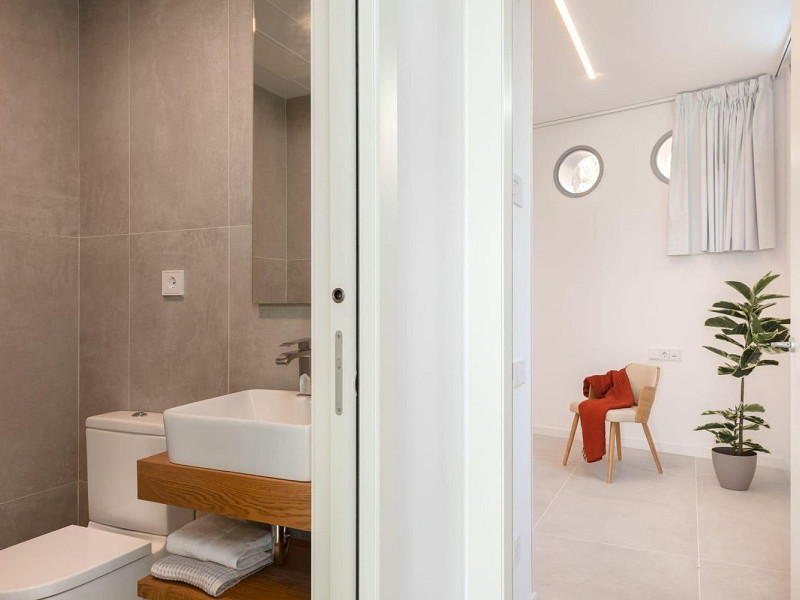 Современная вилла с видом на море и бассейном в Кан Жирона, Ситжес. Фото:  36