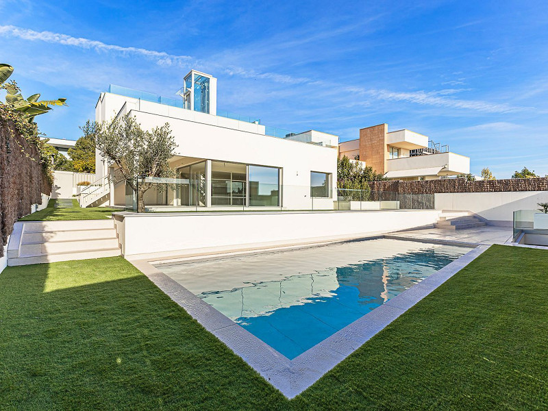 Новая современная вилла с видом на море, просторными террасами и гаражом в Ситжесе. Фото:  1