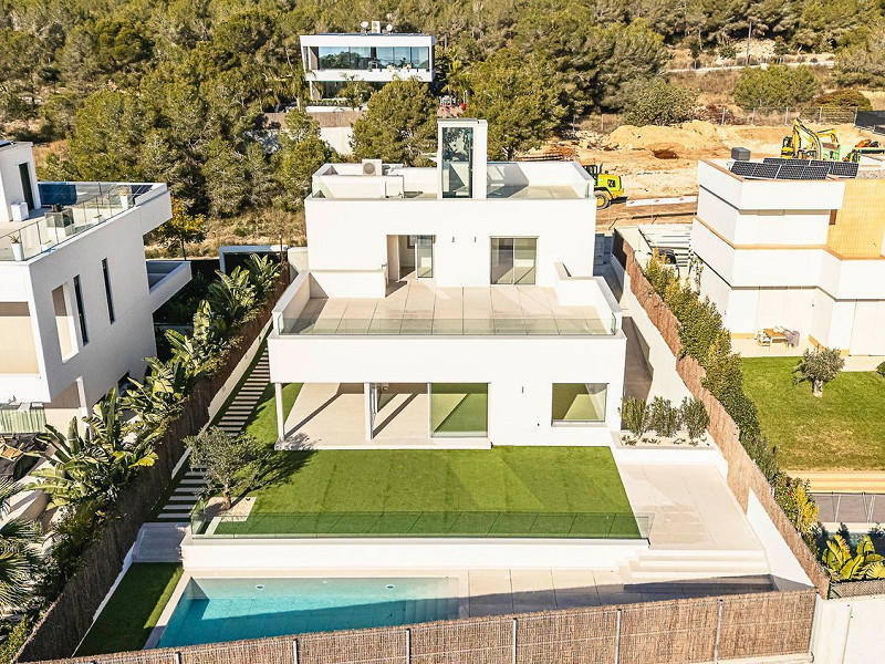Новая современная вилла с видом на море, просторными террасами и гаражом в Ситжесе. Фото:  2