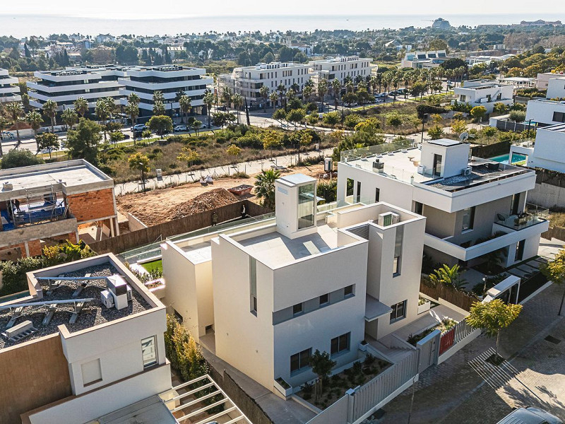 Новая современная вилла с видом на море, просторными террасами и гаражом в Ситжесе. Фото:  3