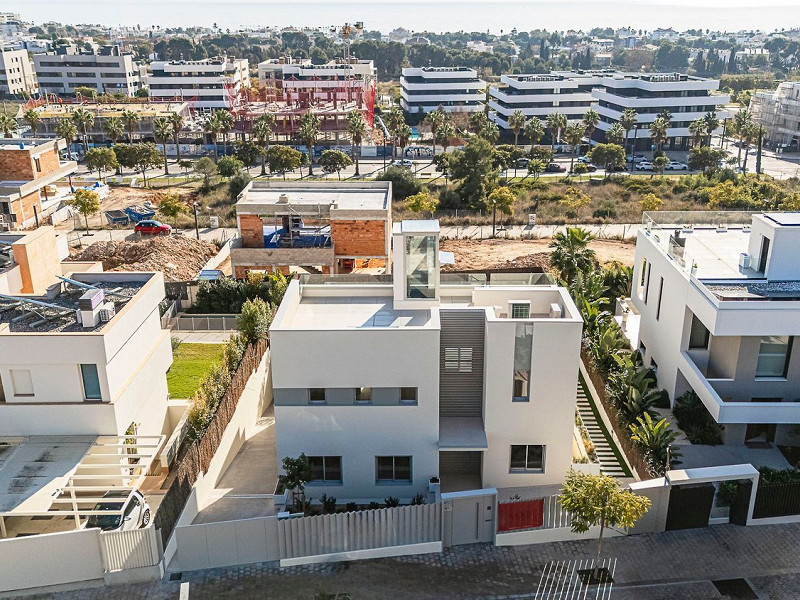 Новая современная вилла с видом на море, просторными террасами и гаражом в Ситжесе. Фото:  4