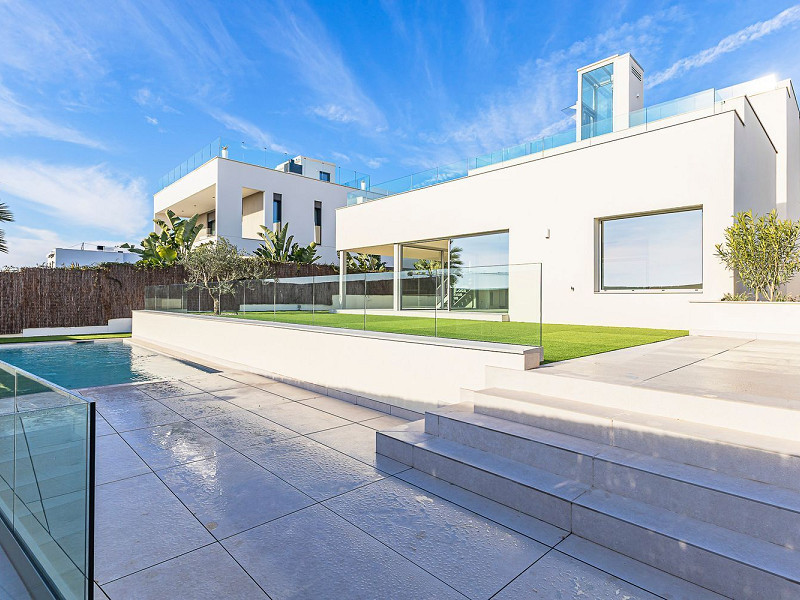 Новая современная вилла с видом на море, просторными террасами и гаражом в Ситжесе. Фото:  5