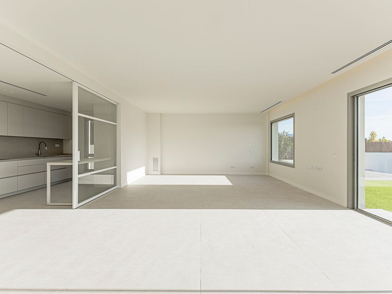 Новая современная вилла с видом на море, просторными террасами и гаражом в Ситжесе. Фото:  8