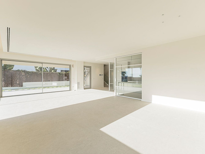 Новая современная вилла с видом на море, просторными террасами и гаражом в Ситжесе. Фото:  10