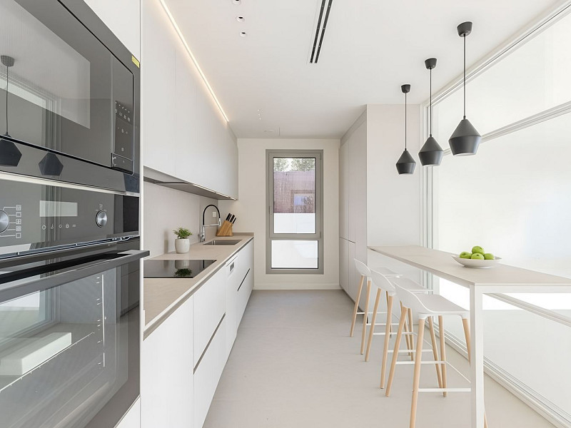 Новая современная вилла с видом на море, просторными террасами и гаражом в Ситжесе. Фото:  11