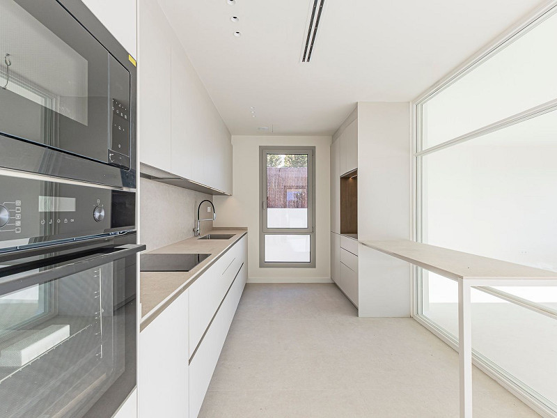 Новая современная вилла с видом на море, просторными террасами и гаражом в Ситжесе. Фото:  13