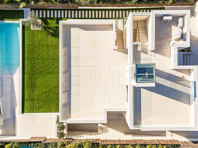 Новая современная вилла с видом на море, просторными террасами и гаражом в Ситжесе. Фото:  16