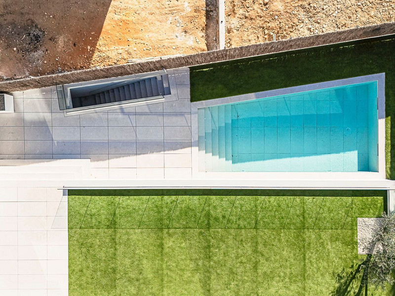 Новая современная вилла с видом на море, просторными террасами и гаражом в Ситжесе. Фото:  17