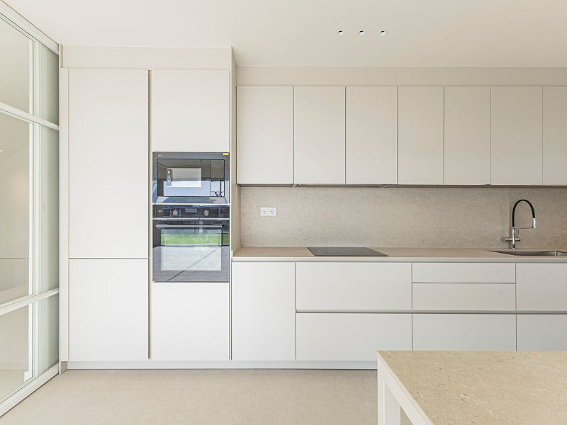 Новая современная вилла с видом на море, просторными террасами и гаражом в Ситжесе. Фото:  18