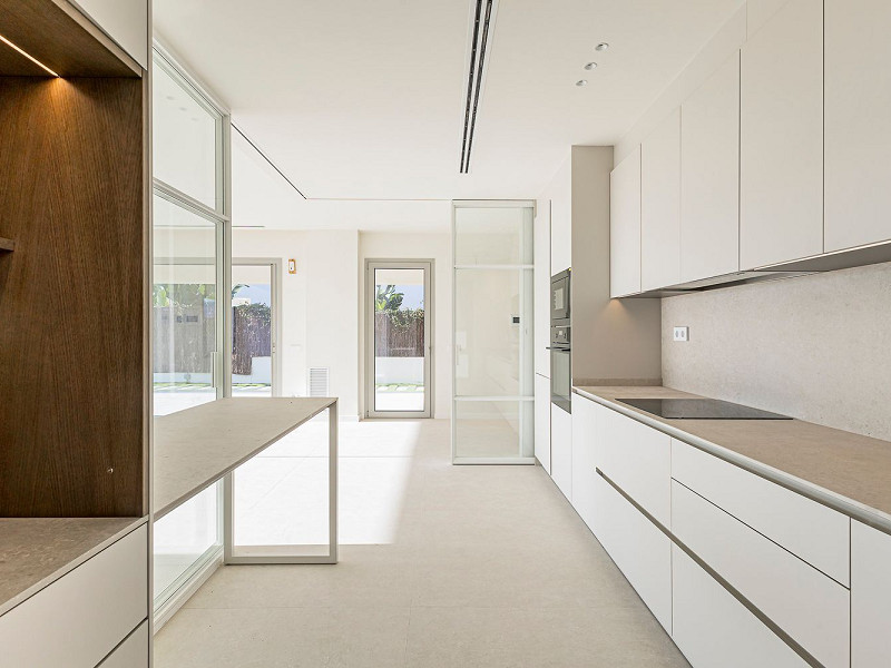 Новая современная вилла с видом на море, просторными террасами и гаражом в Ситжесе. Фото:  19