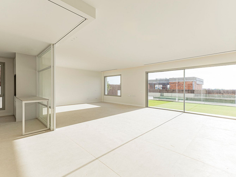 Новая современная вилла с видом на море, просторными террасами и гаражом в Ситжесе. Фото:  21