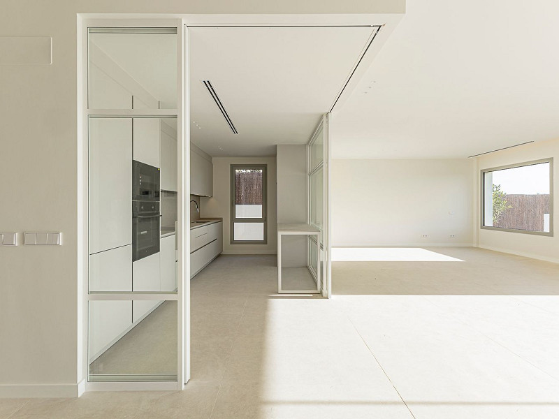 Новая современная вилла с видом на море, просторными террасами и гаражом в Ситжесе. Фото:  23