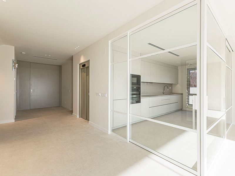 Новая современная вилла с видом на море, просторными террасами и гаражом в Ситжесе. Фото:  25