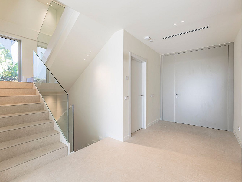 Новая современная вилла с видом на море, просторными террасами и гаражом в Ситжесе. Фото:  26