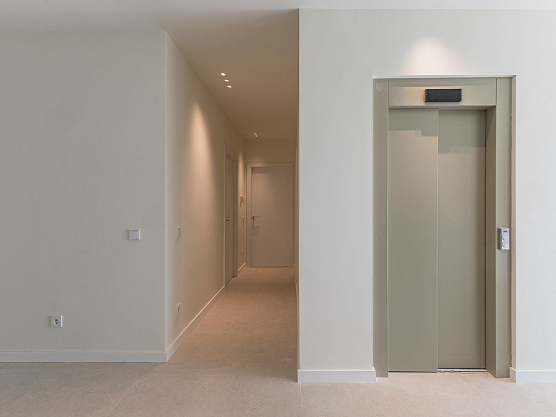 Новая современная вилла с видом на море, просторными террасами и гаражом в Ситжесе. Фото:  27