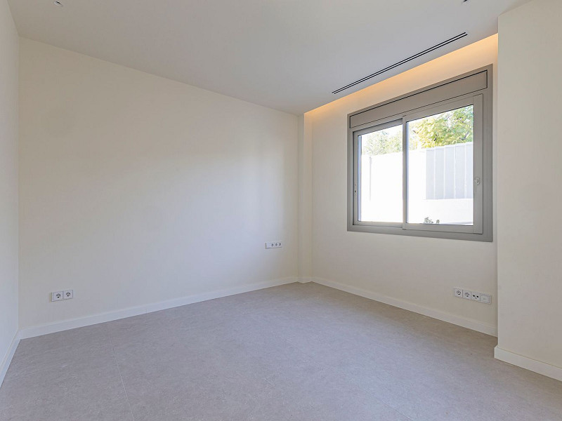 Новая современная вилла с видом на море, просторными террасами и гаражом в Ситжесе. Фото:  28