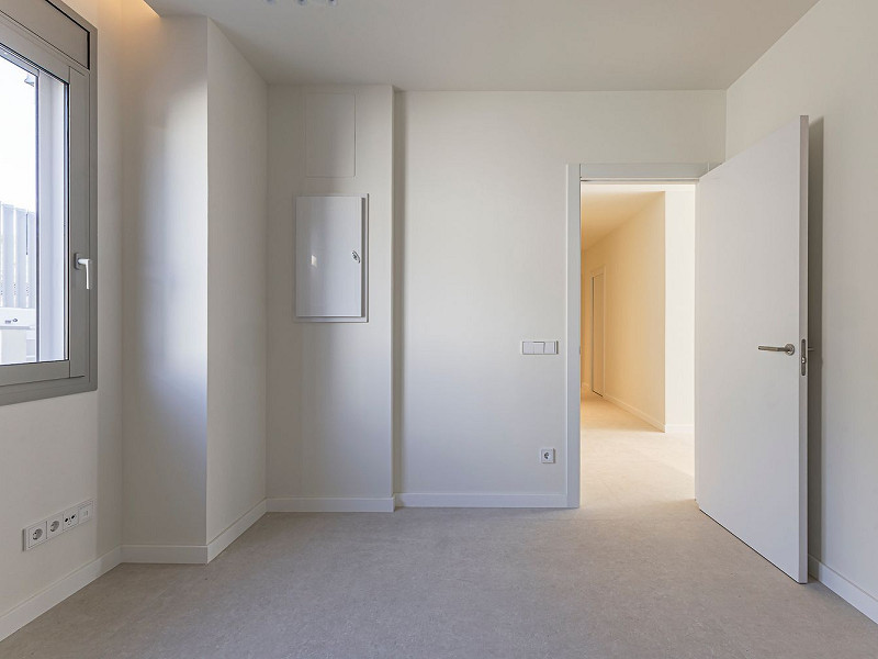 Новая современная вилла с видом на море, просторными террасами и гаражом в Ситжесе. Фото:  29