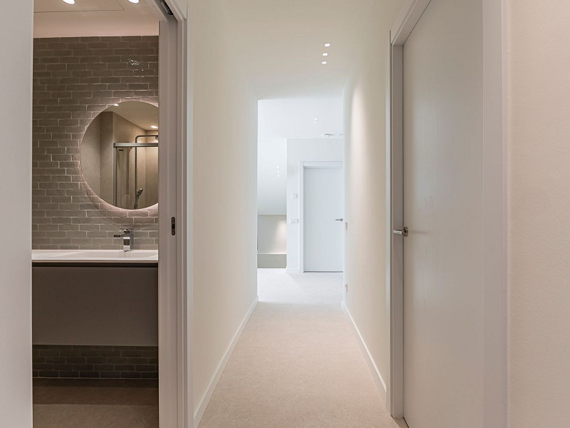 Новая современная вилла с видом на море, просторными террасами и гаражом в Ситжесе. Фото:  31