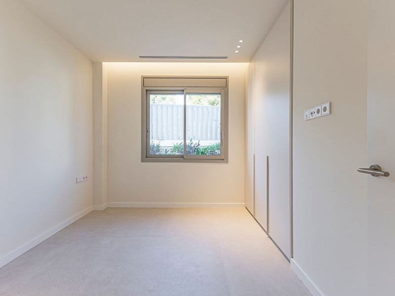 Новая современная вилла с видом на море, просторными террасами и гаражом в Ситжесе. Фото:  33