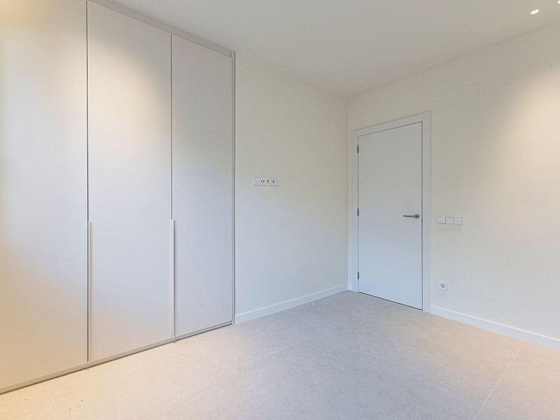 Новая современная вилла с видом на море, просторными террасами и гаражом в Ситжесе. Фото:  34