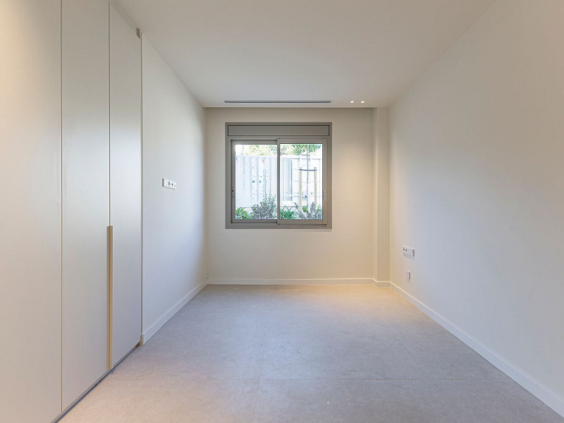 Новая современная вилла с видом на море, просторными террасами и гаражом в Ситжесе. Фото:  35