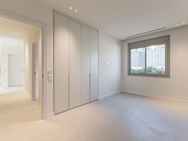 Новая современная вилла с видом на море, просторными террасами и гаражом в Ситжесе. Фото:  36