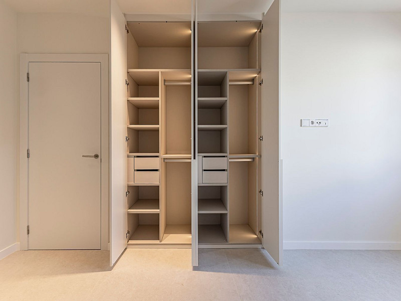 Новая современная вилла с видом на море, просторными террасами и гаражом в Ситжесе. Фото:  38