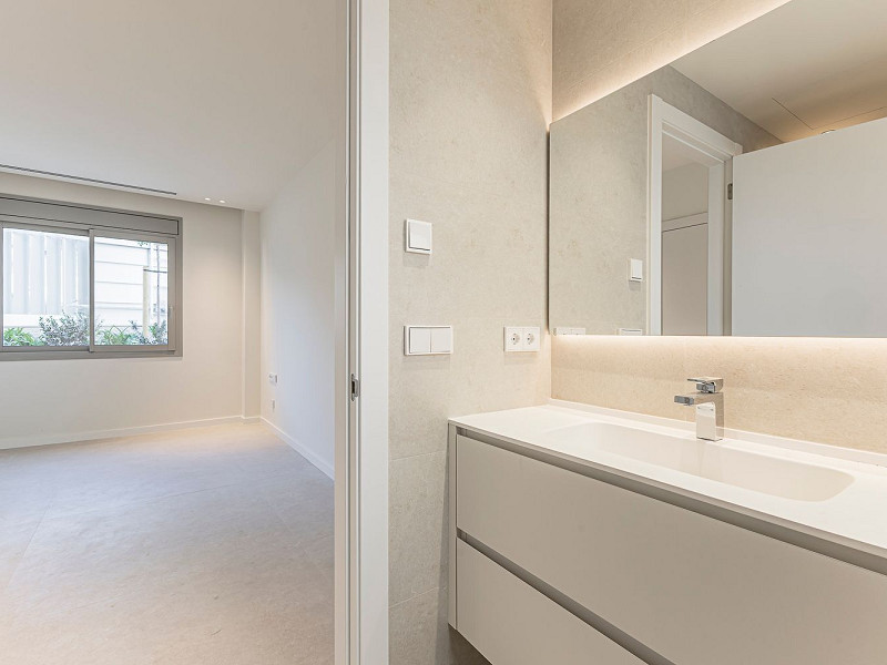 Новая современная вилла с видом на море, просторными террасами и гаражом в Ситжесе. Фото:  39