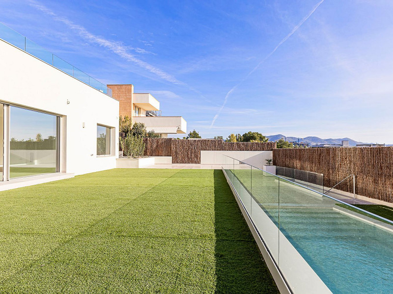 Новая современная вилла с видом на море, просторными террасами и гаражом в Ситжесе. Фото:  40