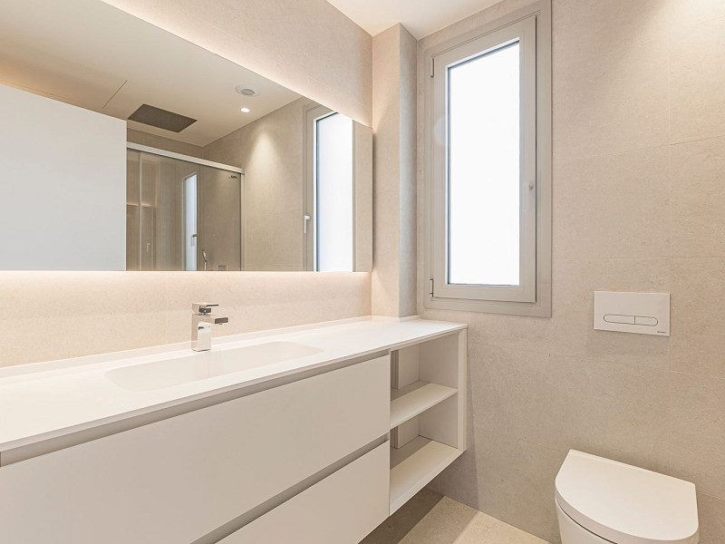 Новая современная вилла с видом на море, просторными террасами и гаражом в Ситжесе. Фото:  41