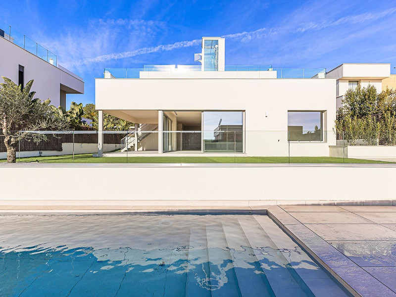 Новая современная вилла с видом на море, просторными террасами и гаражом в Ситжесе. Фото:  42