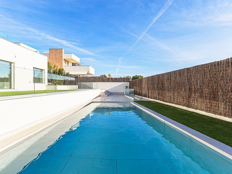 Новая современная вилла с видом на море, просторными террасами и гаражом в Ситжесе. Фото:  43