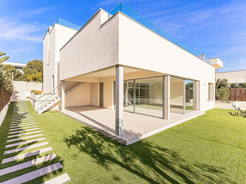 Новая современная вилла с видом на море, просторными террасами и гаражом в Ситжесе. Фото:  46