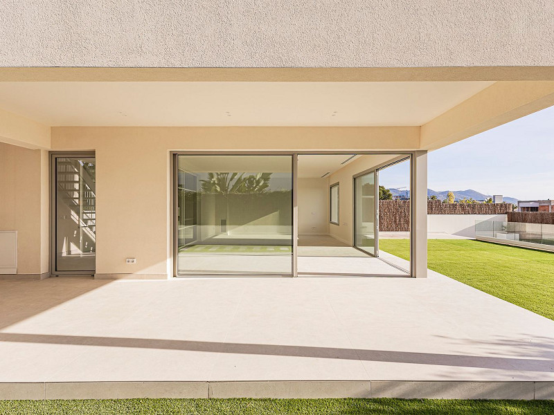 Новая современная вилла с видом на море, просторными террасами и гаражом в Ситжесе. Фото:  47