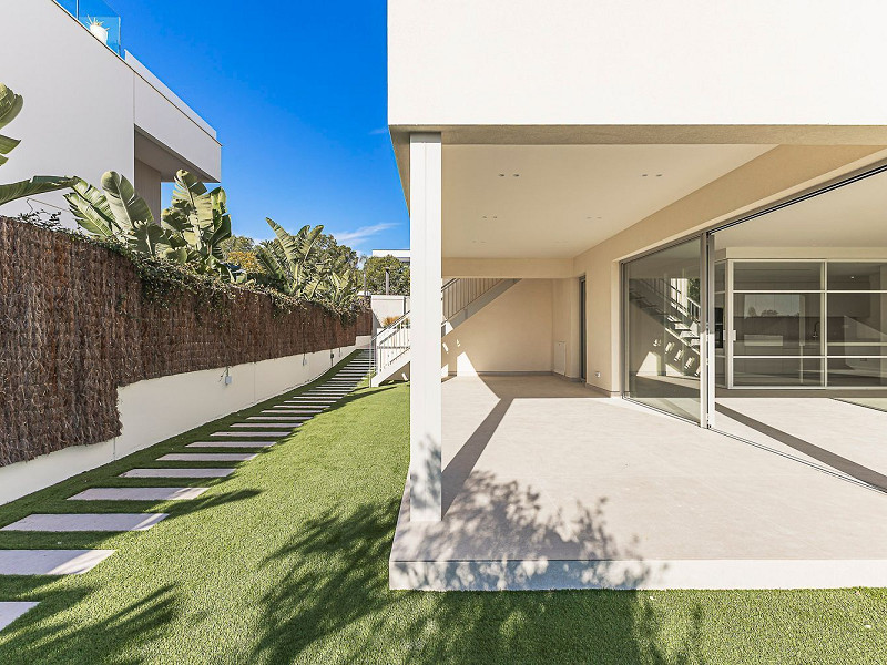 Новая современная вилла с видом на море, просторными террасами и гаражом в Ситжесе. Фото:  48