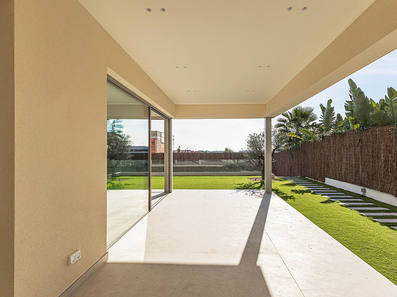 Новая современная вилла с видом на море, просторными террасами и гаражом в Ситжесе. Фото:  49