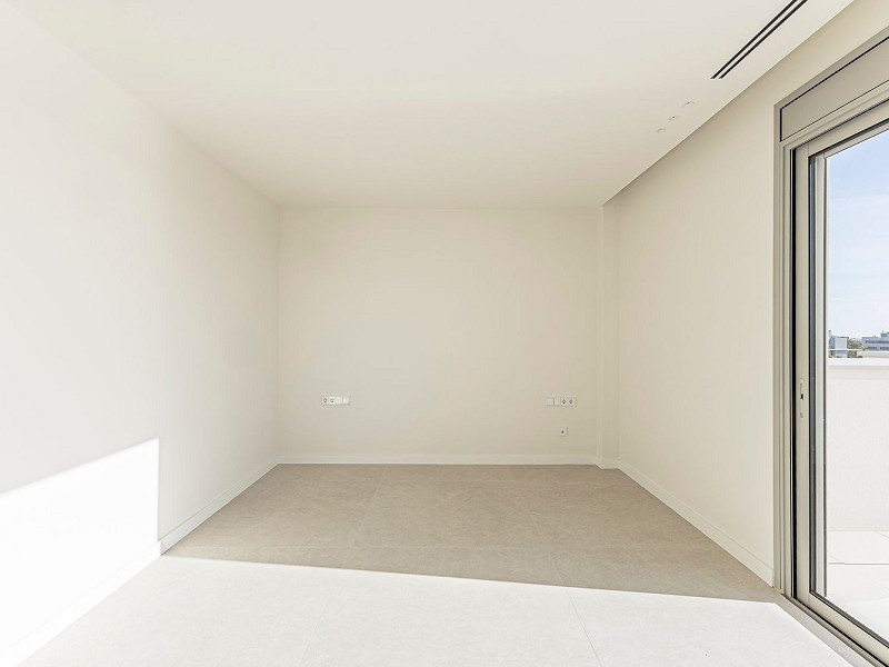 Новая современная вилла с видом на море, просторными террасами и гаражом в Ситжесе. Фото:  50