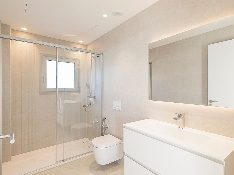 Новая современная вилла с видом на море, просторными террасами и гаражом в Ситжесе. Фото:  51