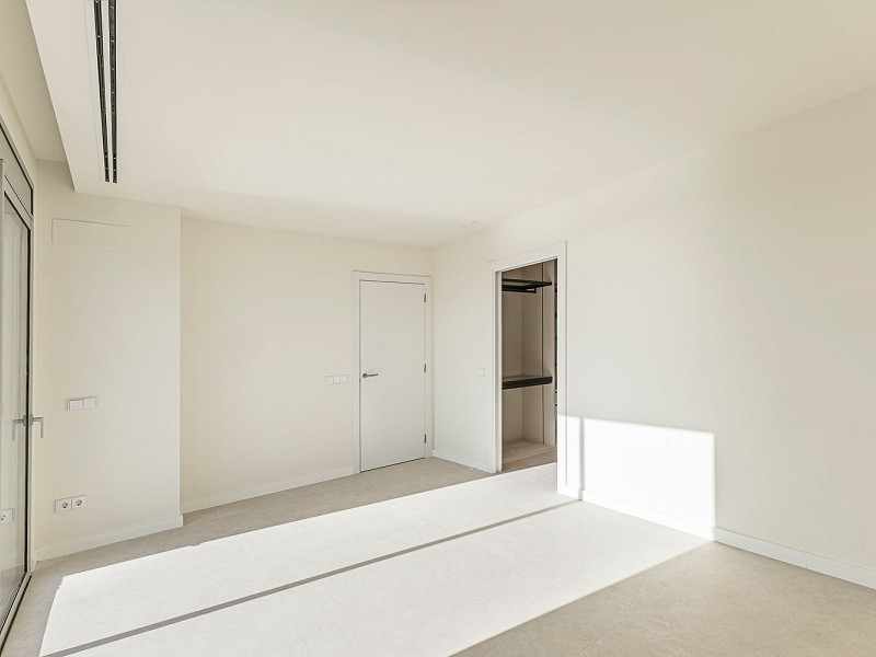 Новая современная вилла с видом на море, просторными террасами и гаражом в Ситжесе. Фото:  52