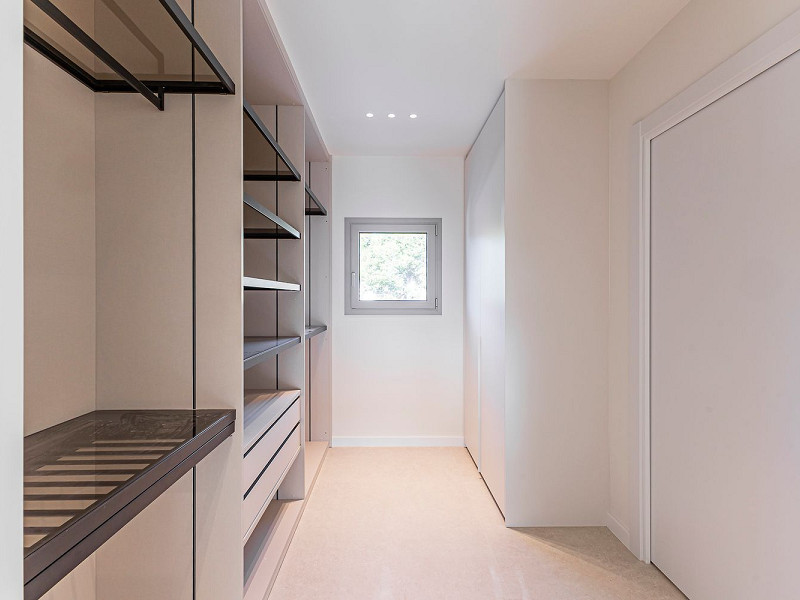 Новая современная вилла с видом на море, просторными террасами и гаражом в Ситжесе. Фото:  53