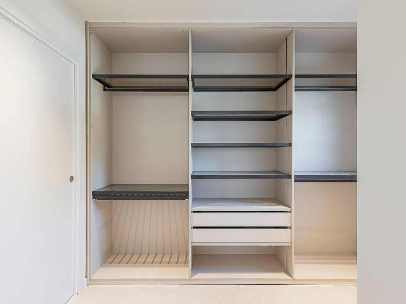 Новая современная вилла с видом на море, просторными террасами и гаражом в Ситжесе. Фото:  55