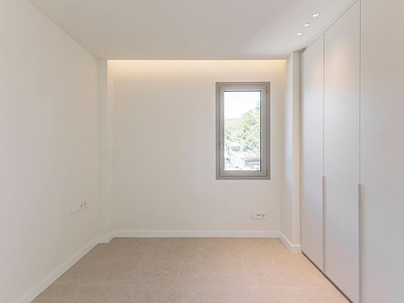 Новая современная вилла с видом на море, просторными террасами и гаражом в Ситжесе. Фото:  56