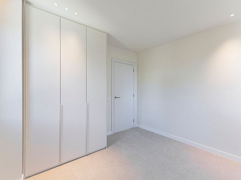 Новая современная вилла с видом на море, просторными террасами и гаражом в Ситжесе. Фото:  57