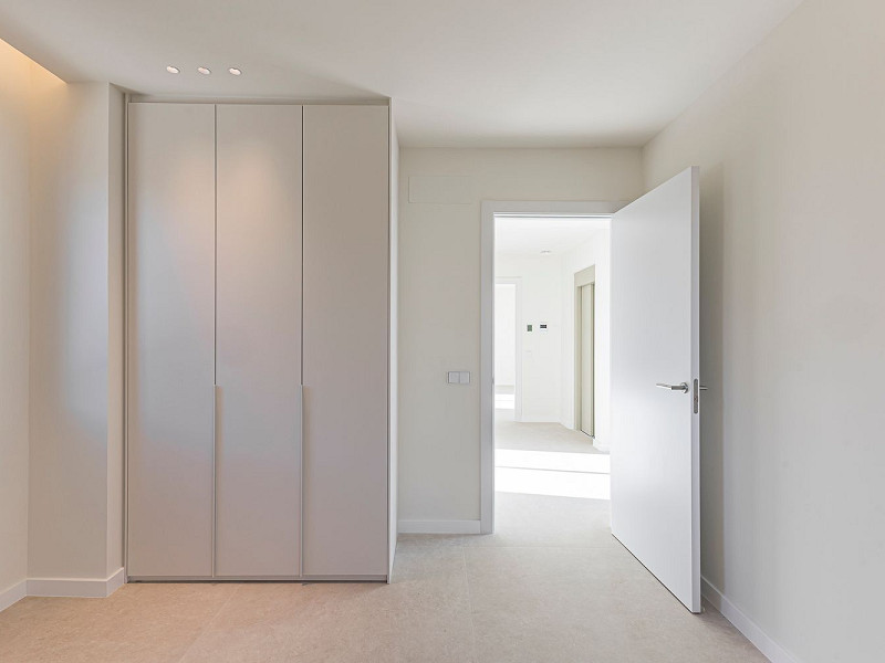 Новая современная вилла с видом на море, просторными террасами и гаражом в Ситжесе. Фото:  58