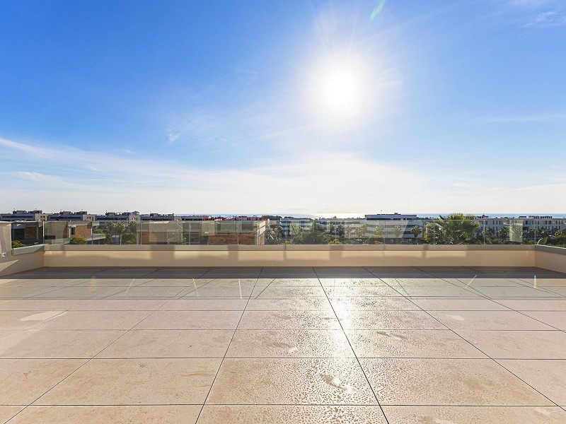 Новая современная вилла с видом на море, просторными террасами и гаражом в Ситжесе. Фото:  59