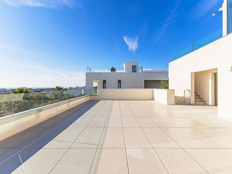 Новая современная вилла с видом на море, просторными террасами и гаражом в Ситжесе. Фото:  61