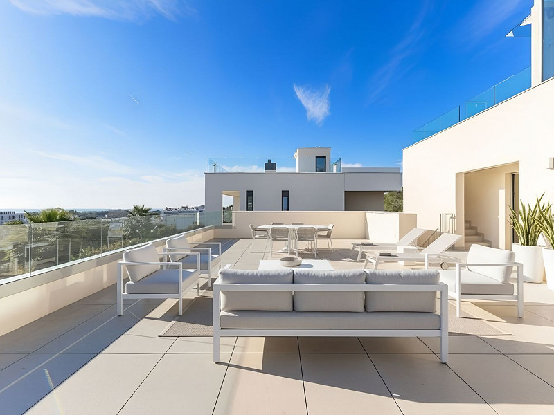 Новая современная вилла с видом на море, просторными террасами и гаражом в Ситжесе. Фото:  62