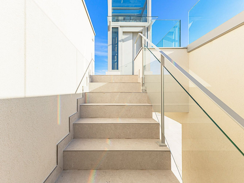 Новая современная вилла с видом на море, просторными террасами и гаражом в Ситжесе. Фото:  63