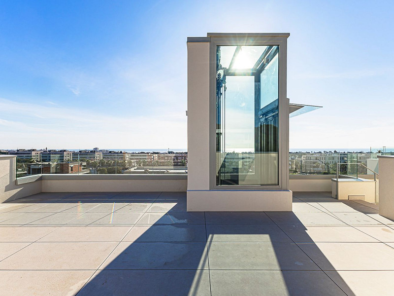 Новая современная вилла с видом на море, просторными террасами и гаражом в Ситжесе. Фото:  64