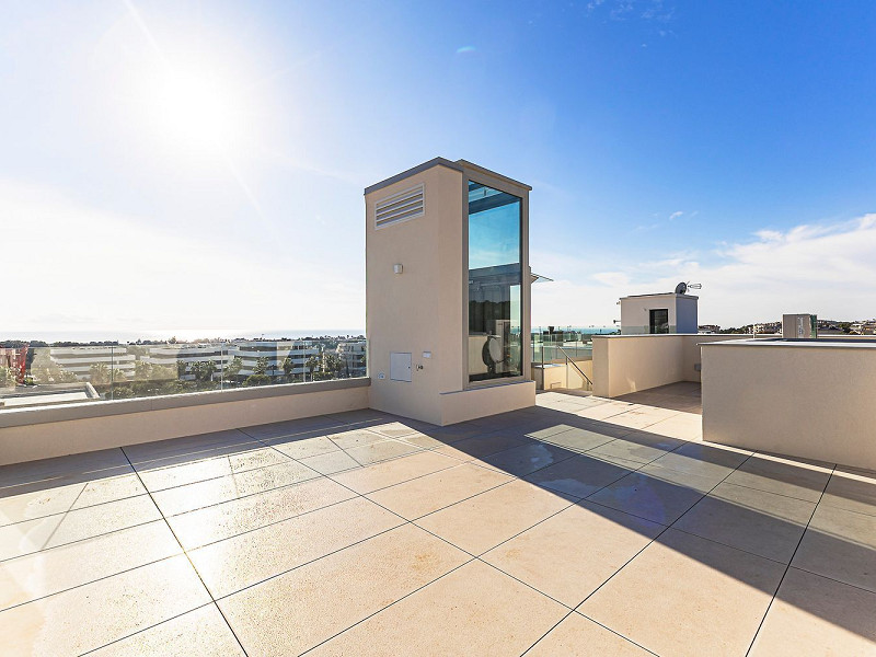 Новая современная вилла с видом на море, просторными террасами и гаражом в Ситжесе. Фото:  65